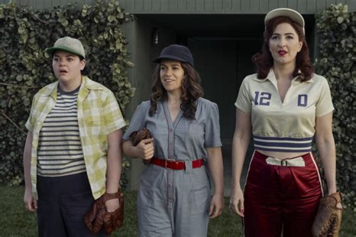 
A League Of Their Own’ Stars Abbi Jacobson And D’arcy Carden Dish On Decades-Long Best Friendship 