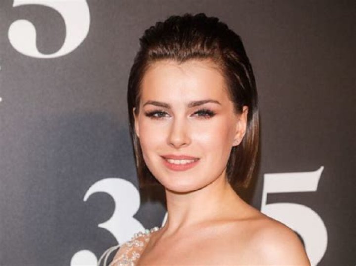 
Anna-Maria Sieklucka is a Polish Actress, Singer and Dancer – Meet Her 