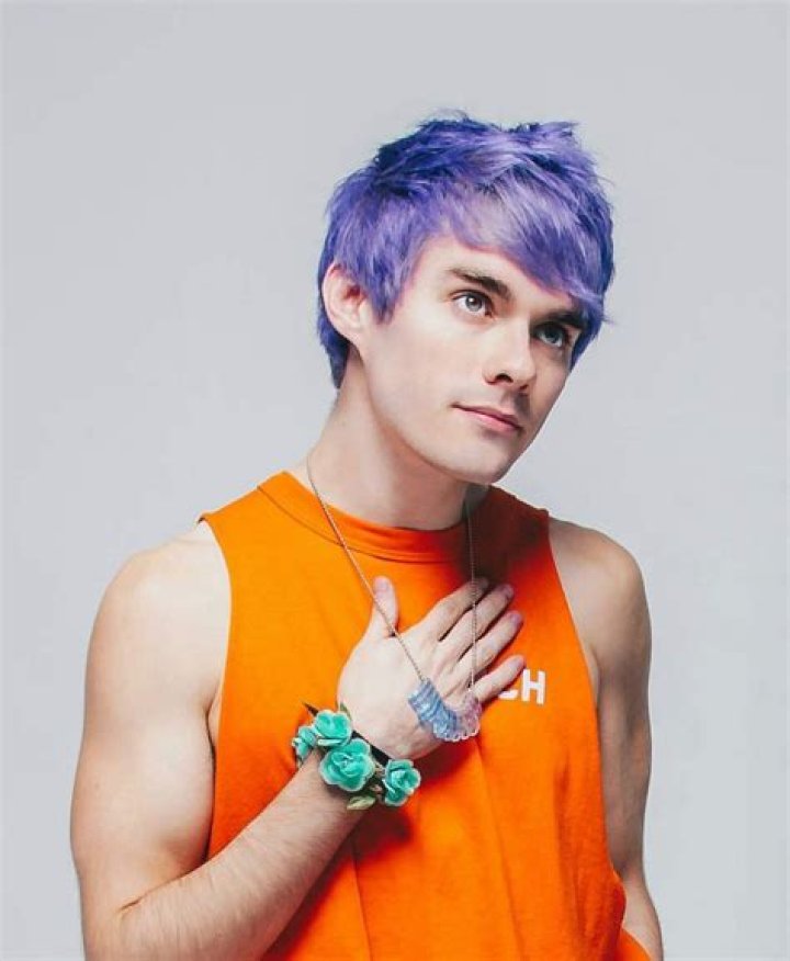 Awsten Knight’s Bio, Age, Eyes, Girlfriend, Height. Is he gay?