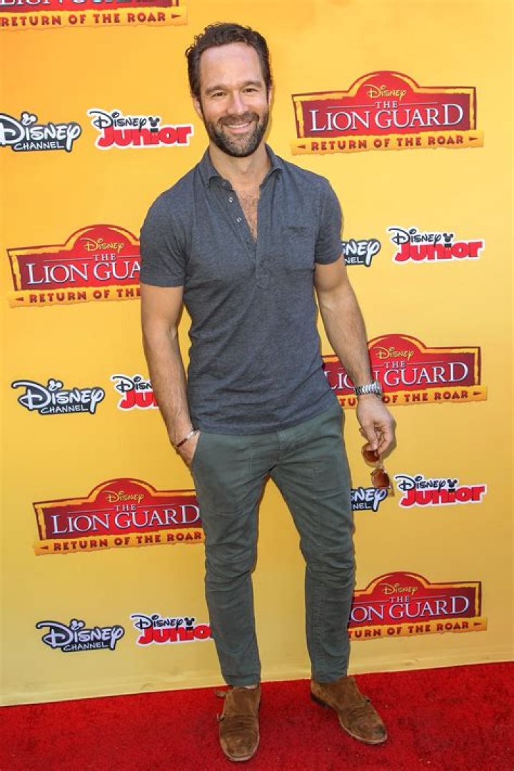 
Chris Diamantopoulos’ Height, Net Worth, Wife Becki Newton 