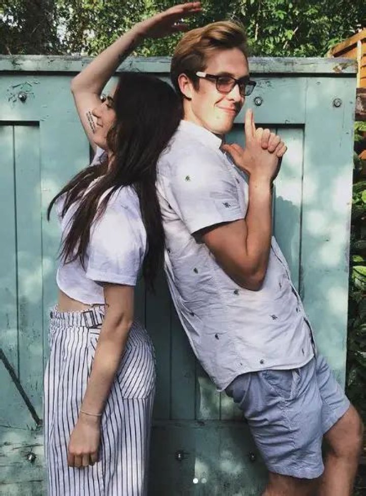 
Dodie Boyfriend, Is She In A Relationship With Evan Edinger? Everything To Know 