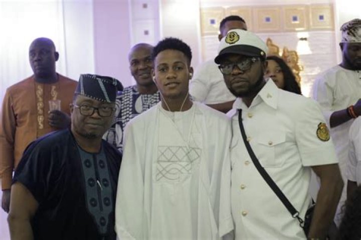 
Dotun Taylor surprises late Rolling Dollar’s family at Olojo Festival 