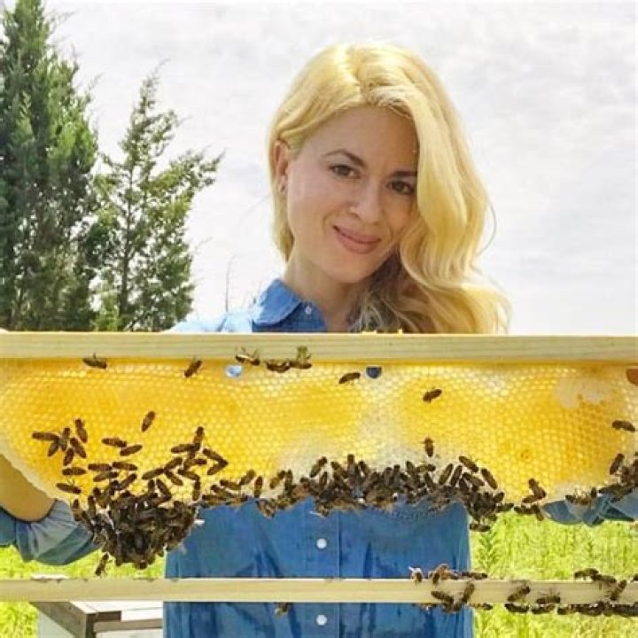 Erika Thompson – Bee Lady Height, Weight, Net Worth, Age, Birthday, Wikipedia, Who, Nationality, Biography