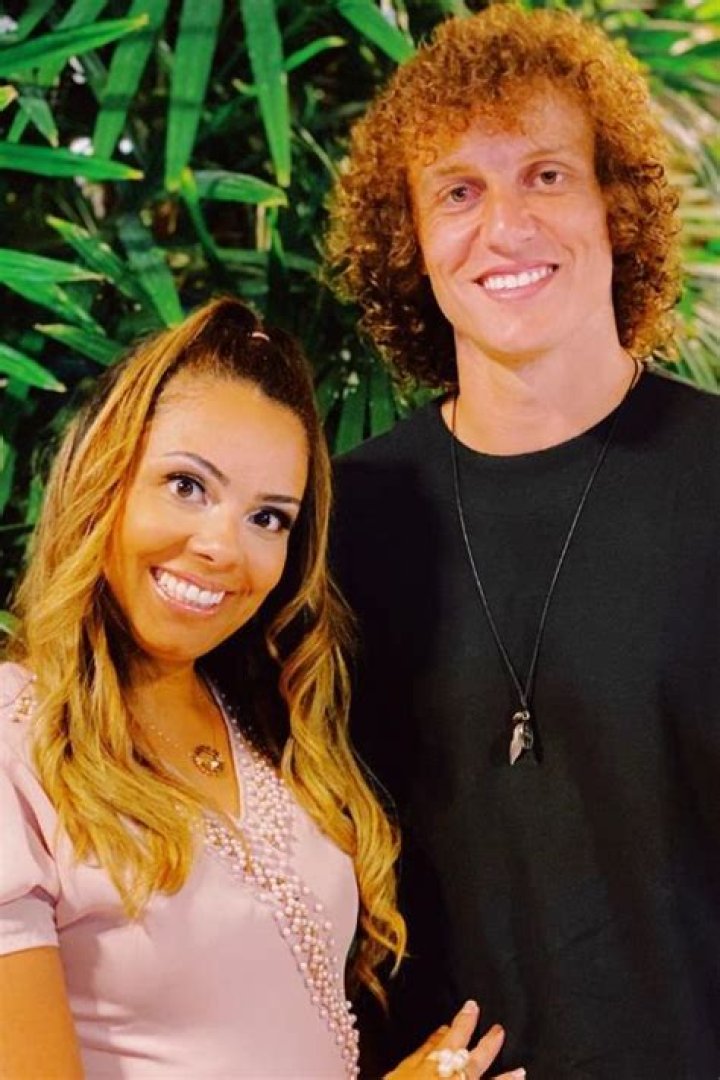 
Everything We Know About Isabelle Moreira Marinho – David Luiz’s Sister 