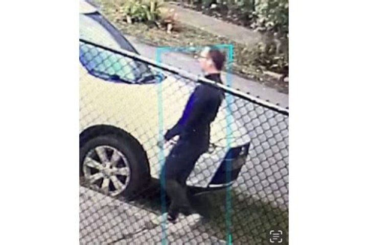 
Girl, 10, Escapes Attempted Kidnapping in Surveillance Footage as Cops Search for Suspect 