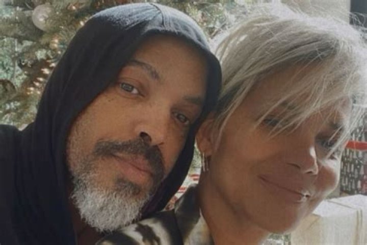 
Halle Berry and Boyfriend Van Hunt Celebrate Christmas ‘with Bed Hair and Hoodie’ 
