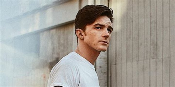 
Has the war ended on Twitter for Josh Peck and Drake Bell making them forever “brothas”? His Wiki: net worth, lyrics, house, wedding, concert 