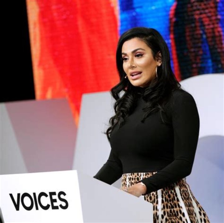 
Huda Kattan Height, Weight, Net Worth, Age, Birthday, Wikipedia, Who, Nationality, Biography 