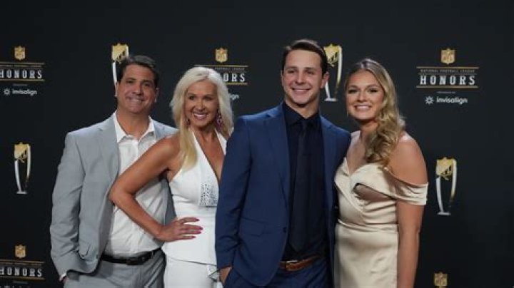 
Is Alexander Hanson Married or Dating? His Wiki, Age, Wife, Height and Net worth 