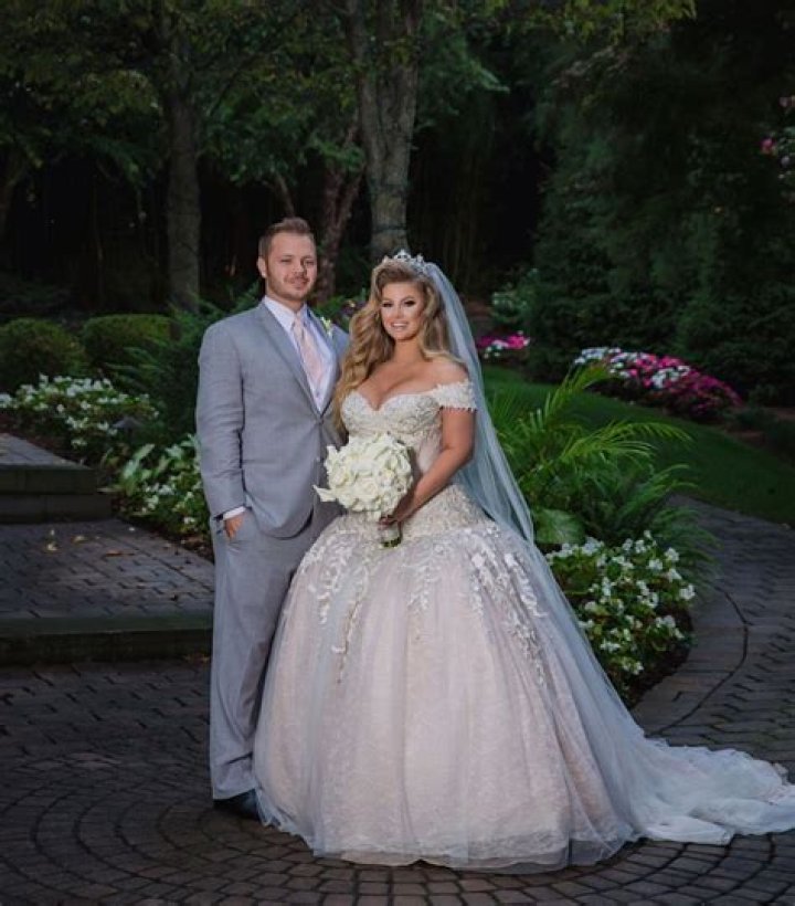 
Is Ashley Alexiss Married? Wiki: Engaged, Wedding, Net Worth, Clothing 