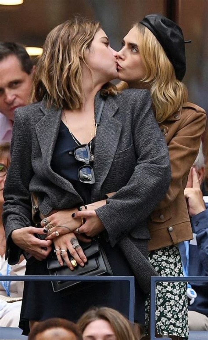 
Is Cara Delevingne Lesbian? She Also Has A Message To Her Friends! 