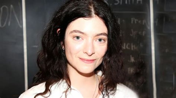 Is Lorde Gay or Bisexual? What’s New Zealand Singer’s Sexuality?