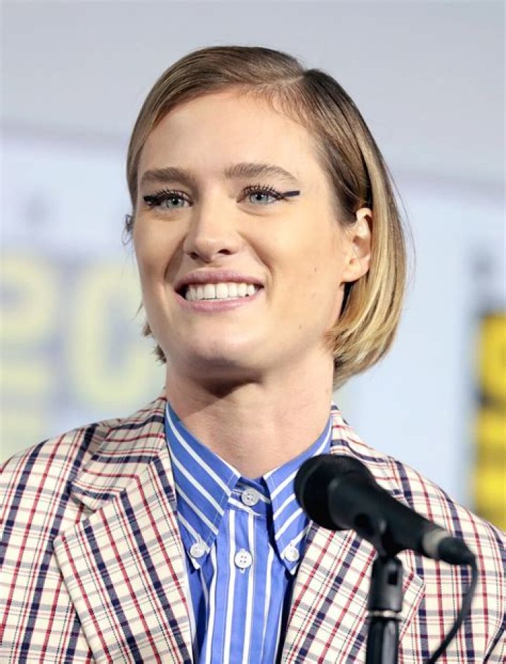 Is Mackenzie Davis Gay? Know More About Her Life!