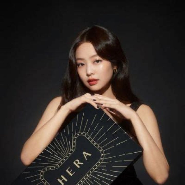 
Jennie Gets Hate Message After Expressing Her Support For Korean Skater Hwang Dae-heon 