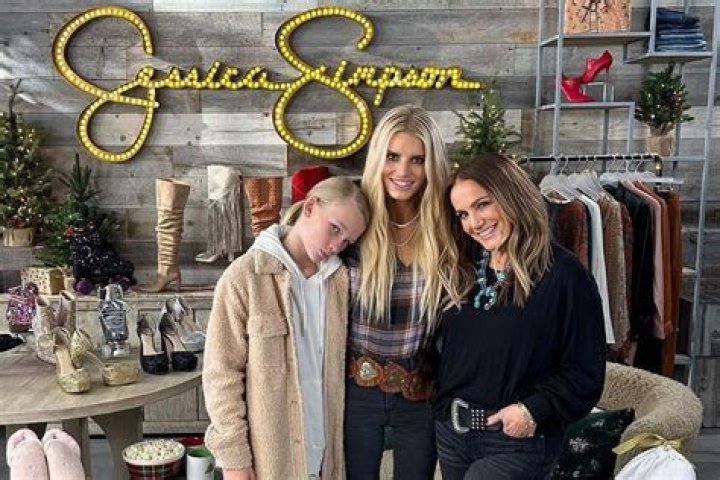 
Jessica Simpson Poses with Mom Tina and Daughter Maxwell in ‘Cozy’ Three Generations Photo 
