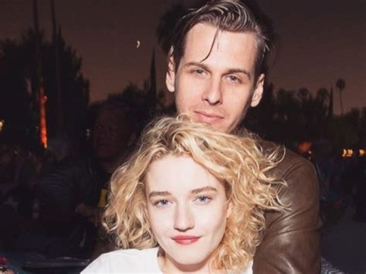 Julia Garner Height, Age, Boyfriend, Biography, Wiki, Net Worth