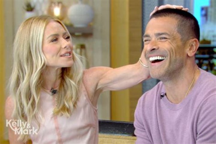 
Kelly Ripa Reveals She Once Passed Out During Morning Sex With Mark Consuelos 
