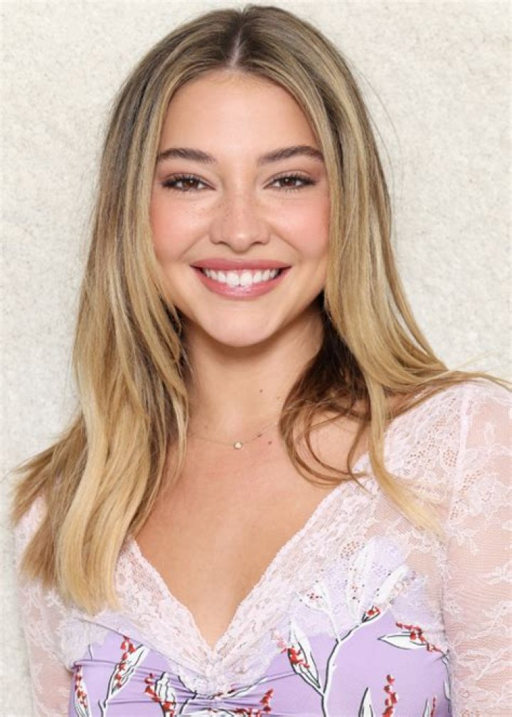 Madelyn Cline Height, Weight, Net Worth, Age, Birthday, Wikipedia, Who, Instagram, Biography