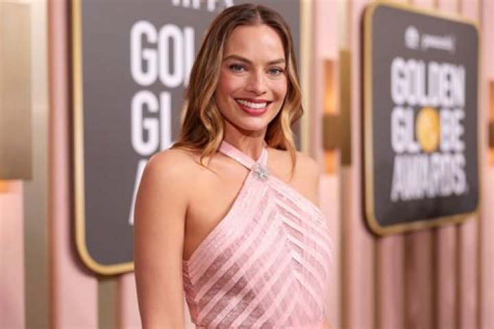 
Margot Robbie Praises the ‘Good Vibes’ of Greta Gerwig’s ‘Barbie’ Set 