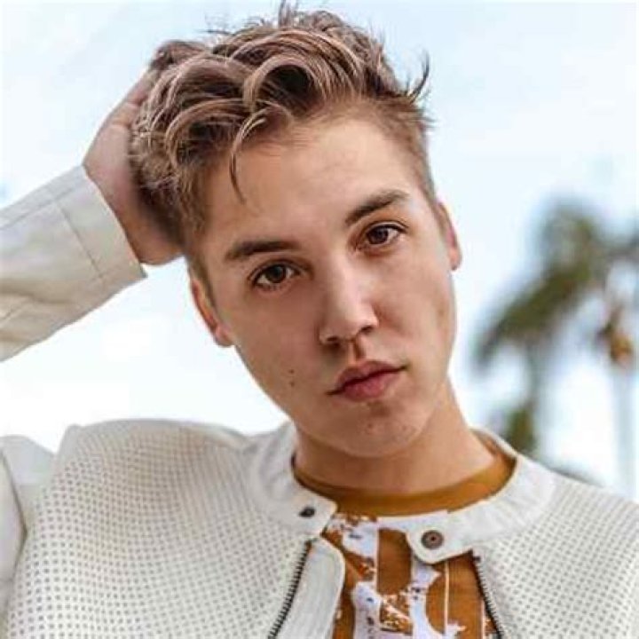 
Matthew Espinosa Height, Weight, Net Worth, Age, Birthday, Wikipedia, Who, Nationality, Biography 