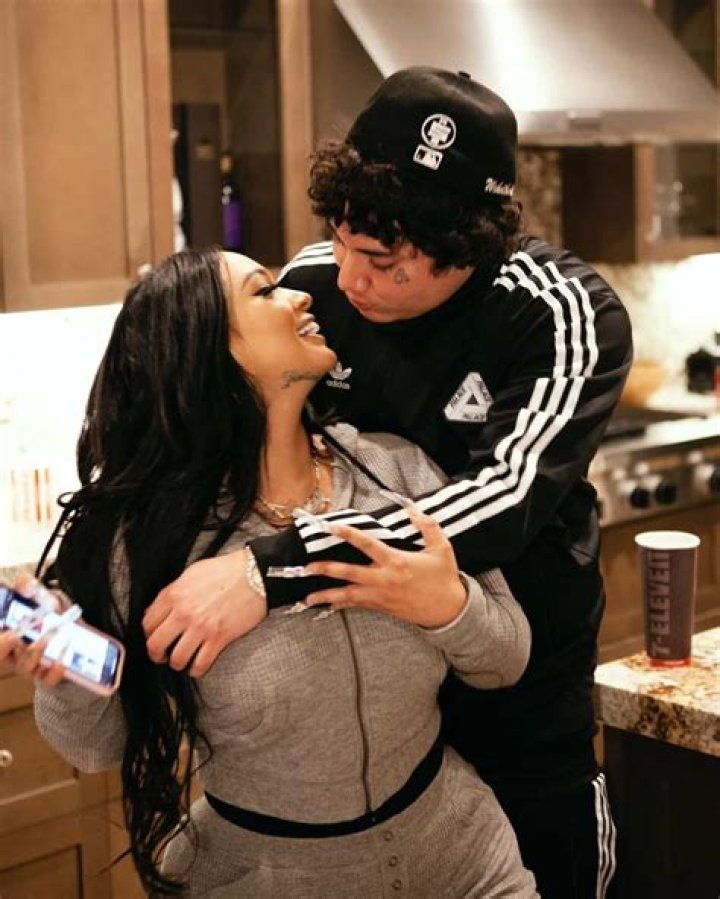 Ohgeesy is not Married to Wife. Dating Girlfriend: Allurexnu. Kids: Juelz.