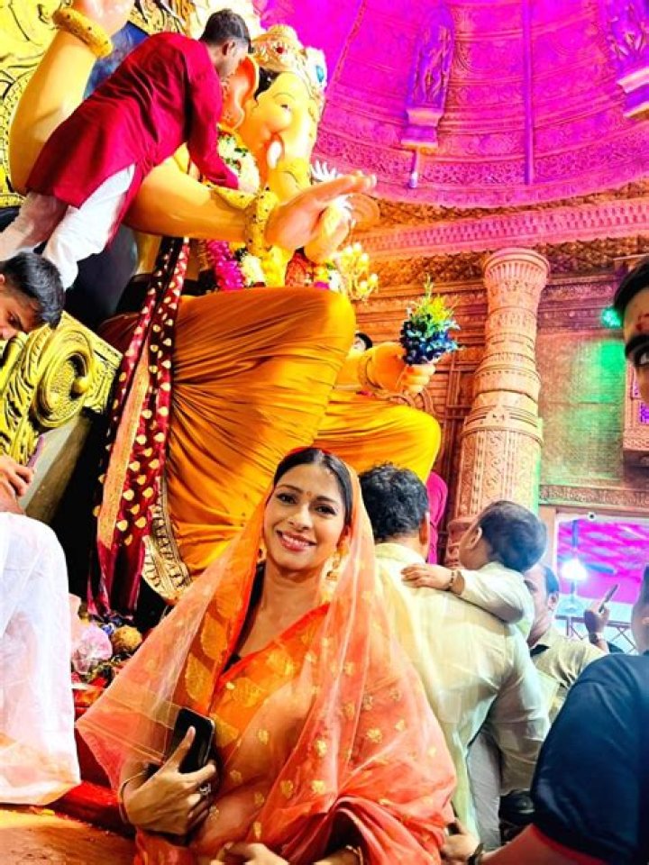 
Tanishaa Mukerji shares stunning pix of her first visit to Lalbaughcha Raja 