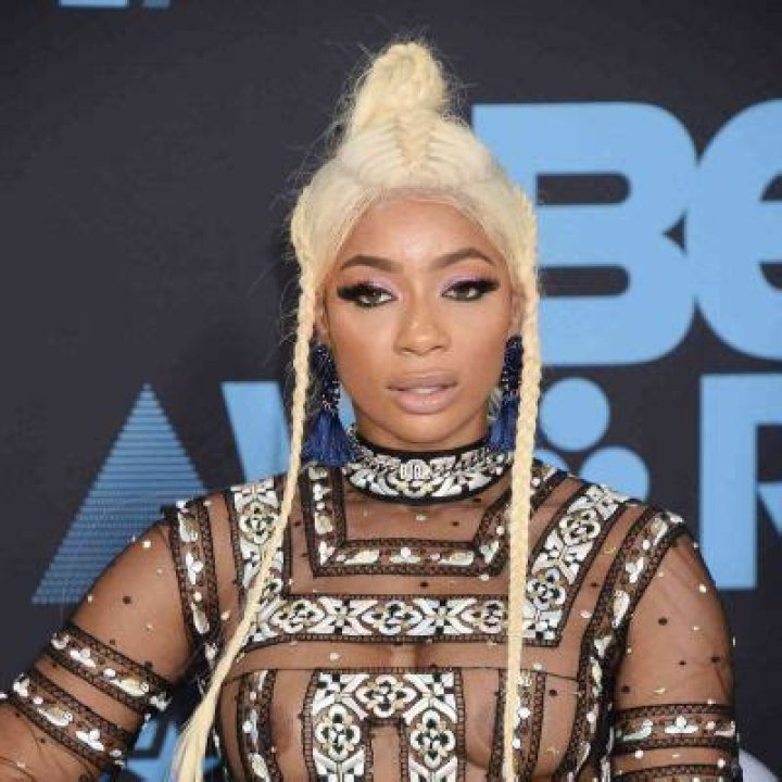 
Tommie Lee Accused Paula Abdul Of Stealing Her Concept For Kilt Frames 