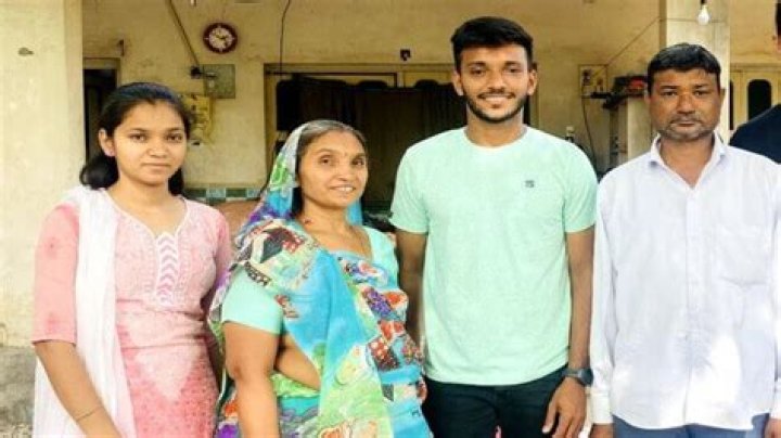 
Who Are Chetan Sakariya Family? Details About Her Parents And Brother 