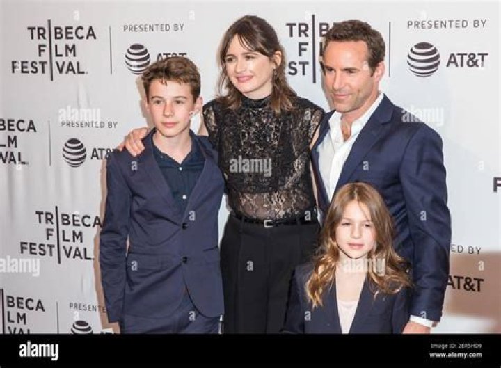 
Who Is Alessandro Nivola? Is He Married and Does He Have Kids? 